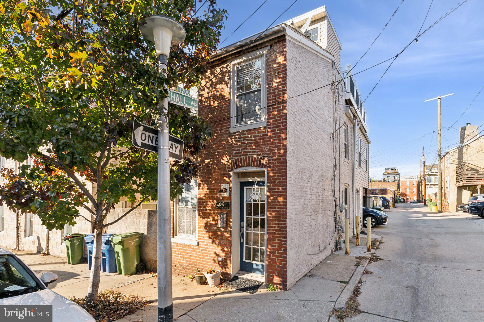 302 E West St