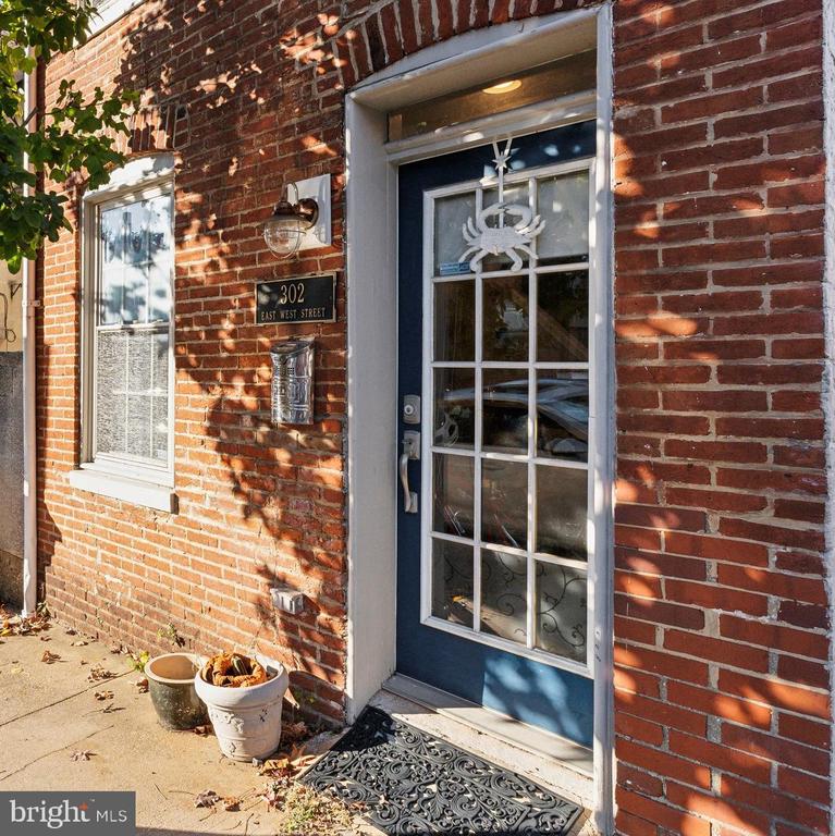 302 E West St