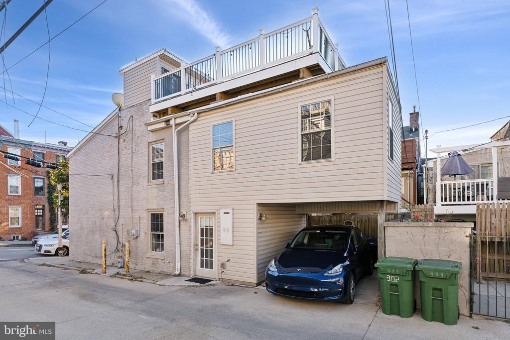 302 E West St