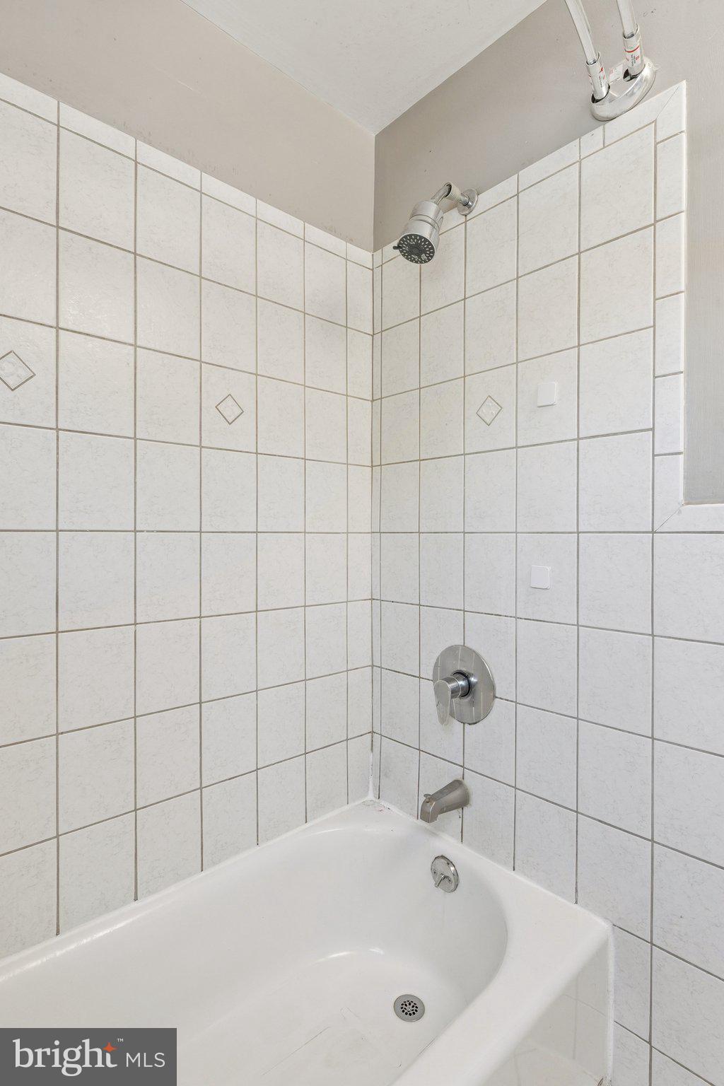 1017 W 43rd St W