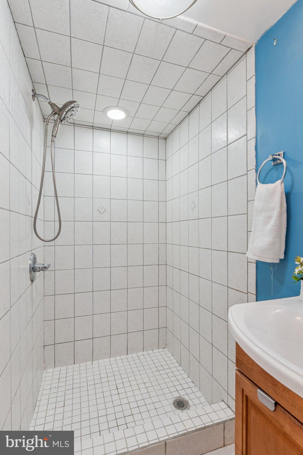 1017 W 43rd St W