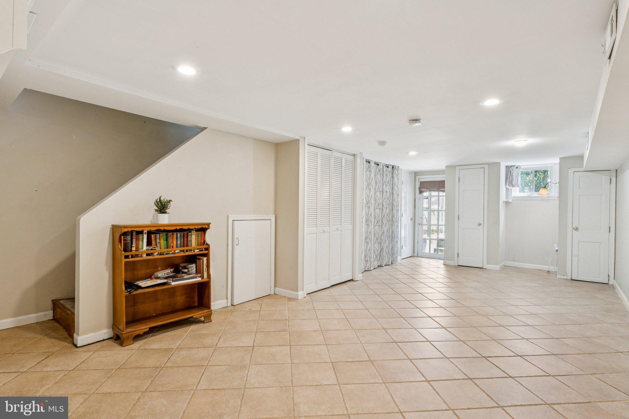 1017 W 43rd St W