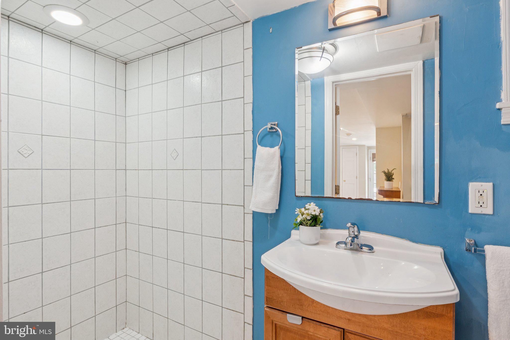 1017 W 43rd St W
