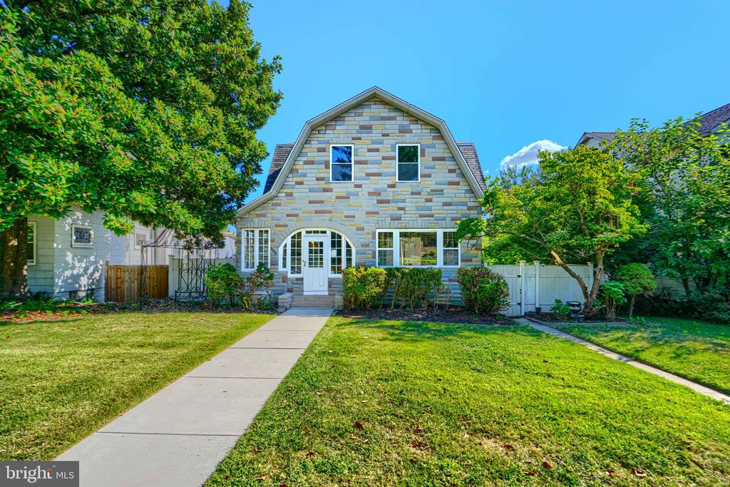 2220 LAKE AVENUE