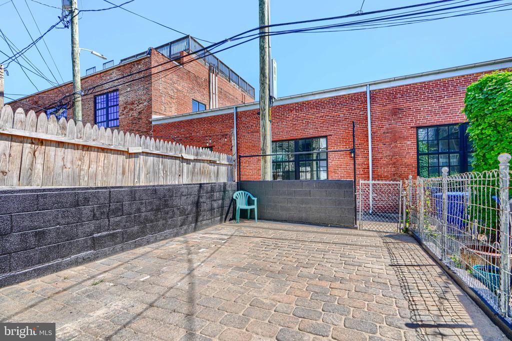 627 S EATON STREET