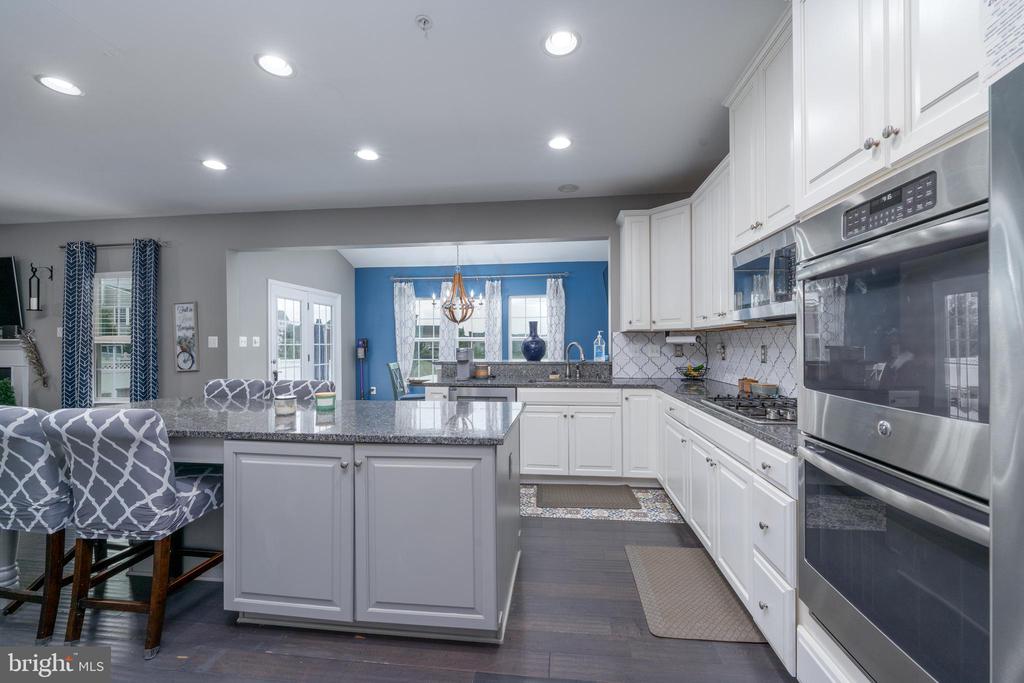 810 AMHERST LANE