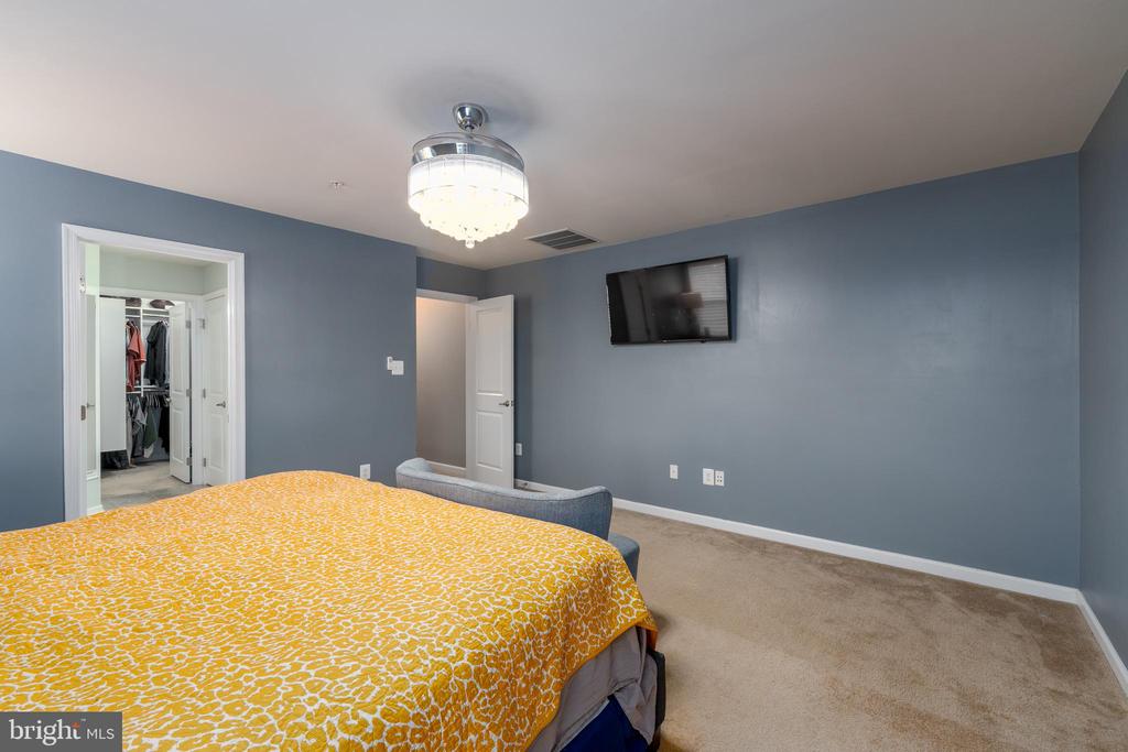 810 AMHERST LANE