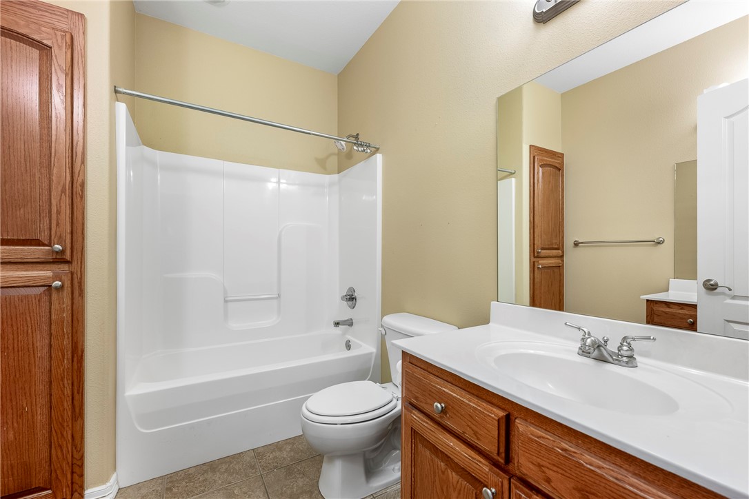 2001 SW Pinoak Avenue