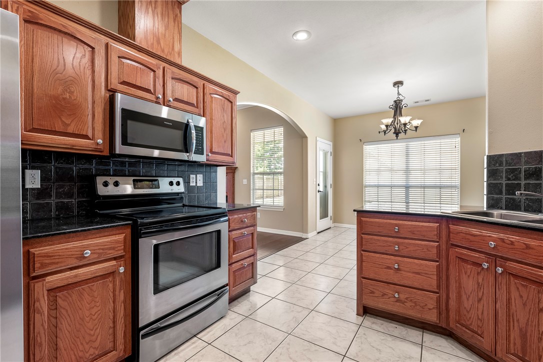 2001 SW Pinoak Avenue