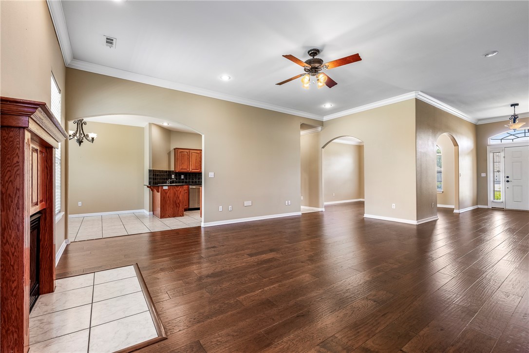 2001 SW Pinoak Avenue