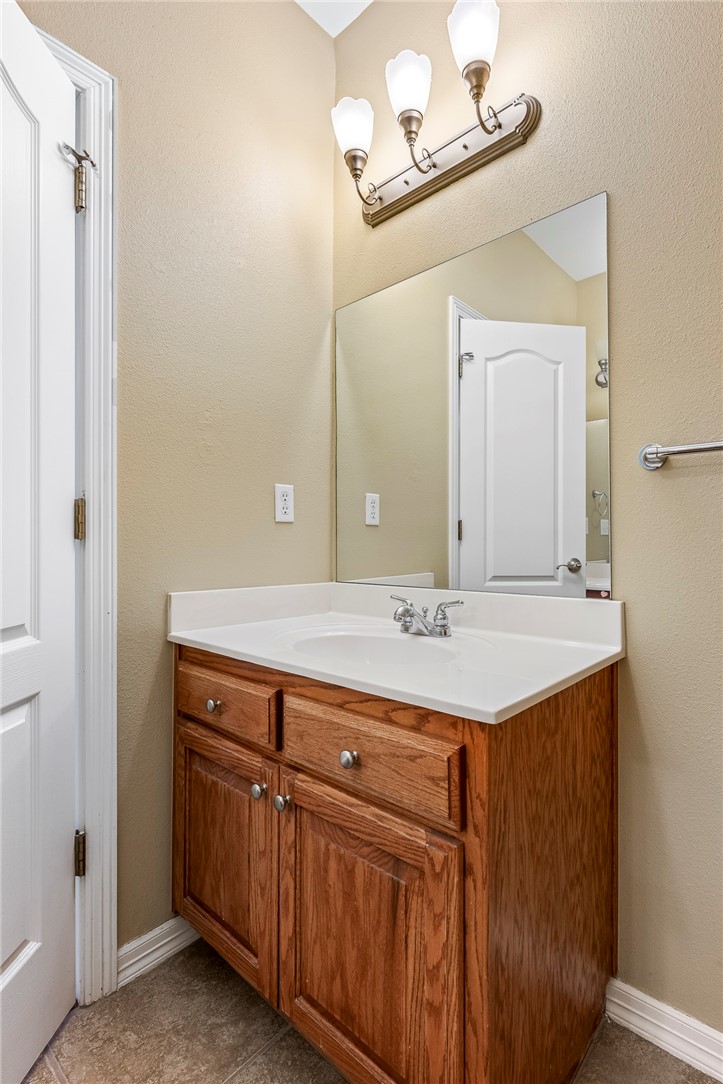 2001 SW Pinoak Avenue