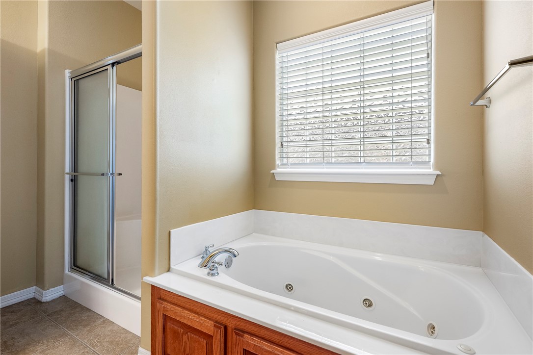 2001 SW Pinoak Avenue