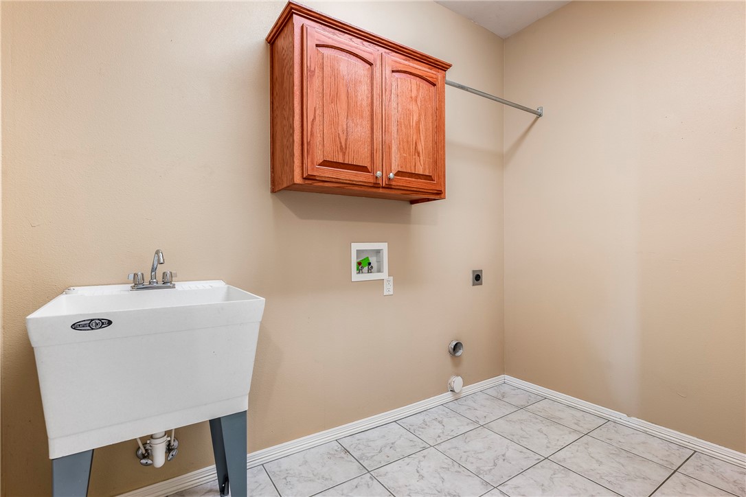 2001 SW Pinoak Avenue