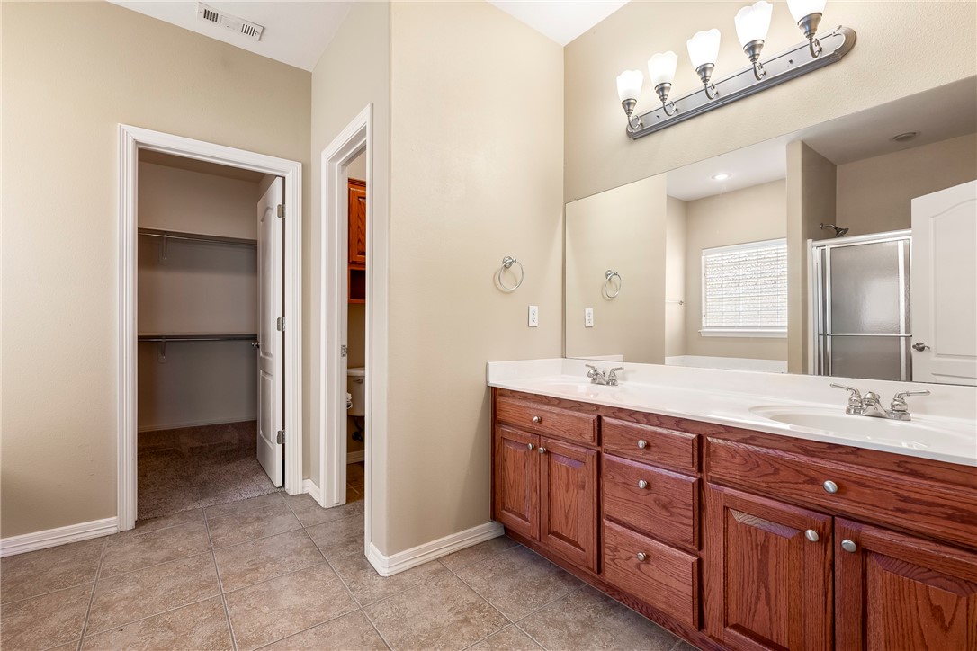 2001 SW Pinoak Avenue