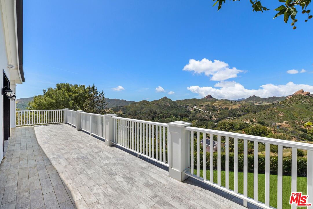 182 N Kanan Dume RD