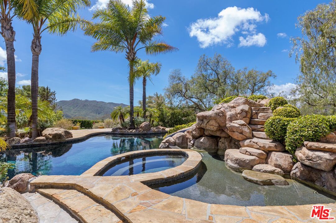 182 N Kanan Dume RD