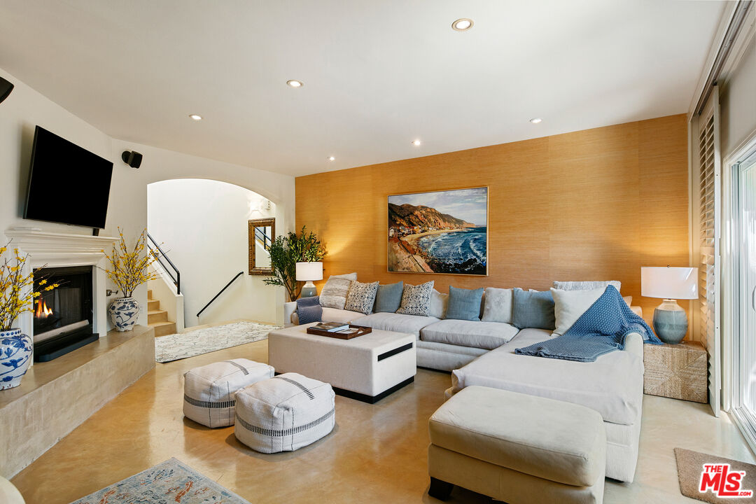 6435 Zumirez Dr Unit: 16