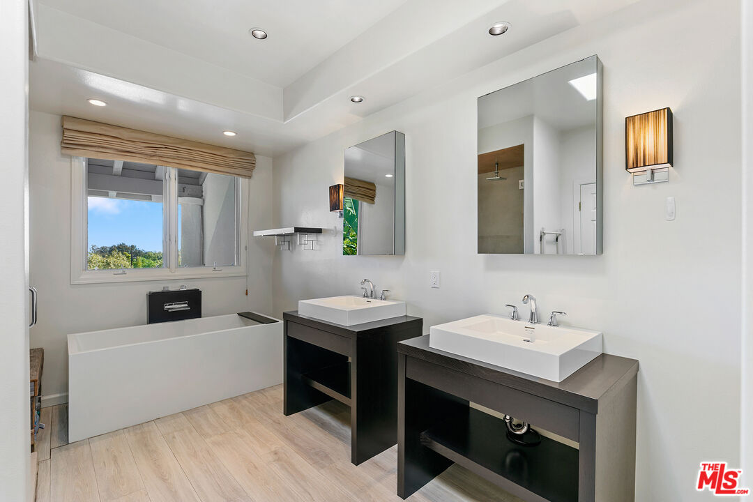 6435 Zumirez Dr Unit: 16