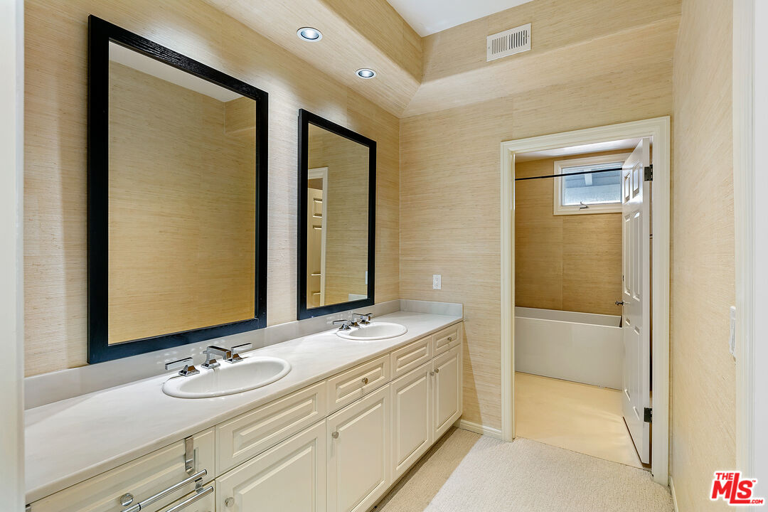 6435 Zumirez Dr Unit: 16