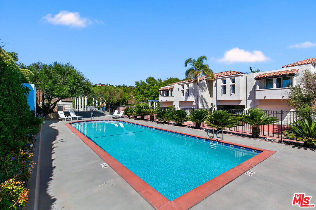 6435 Zumirez Dr Unit: 16