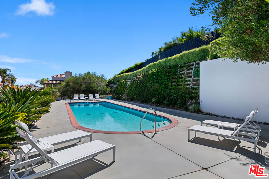 6435 Zumirez Dr Unit: 16