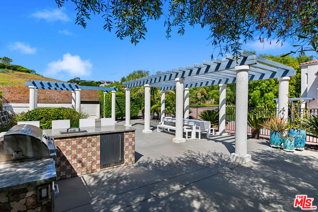 6435 Zumirez Dr Unit: 16