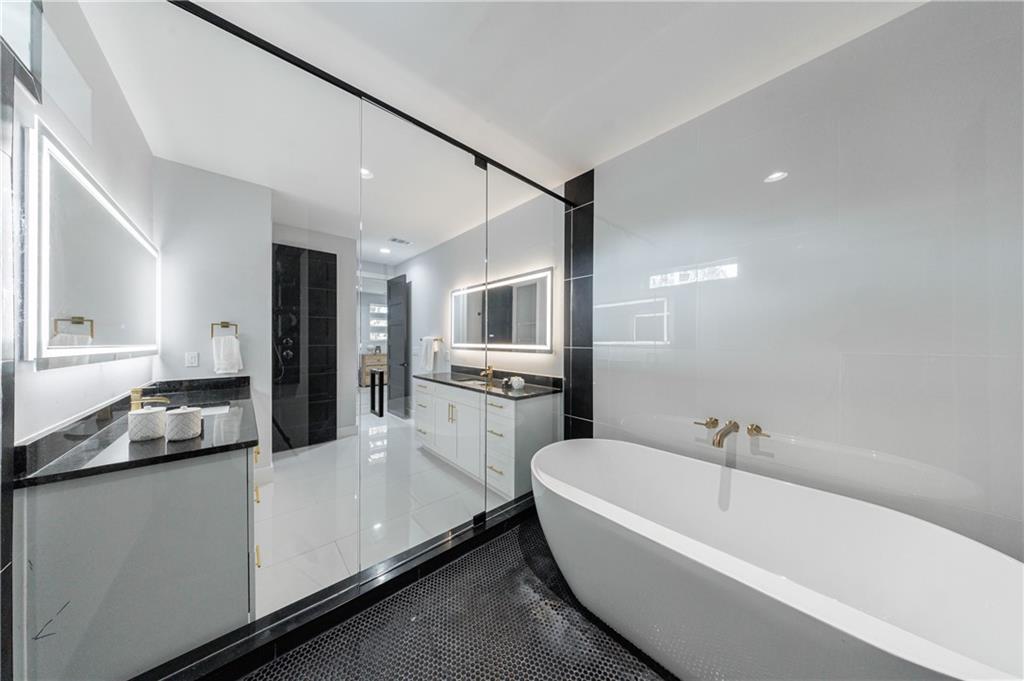 676 S Grand Avenue NW