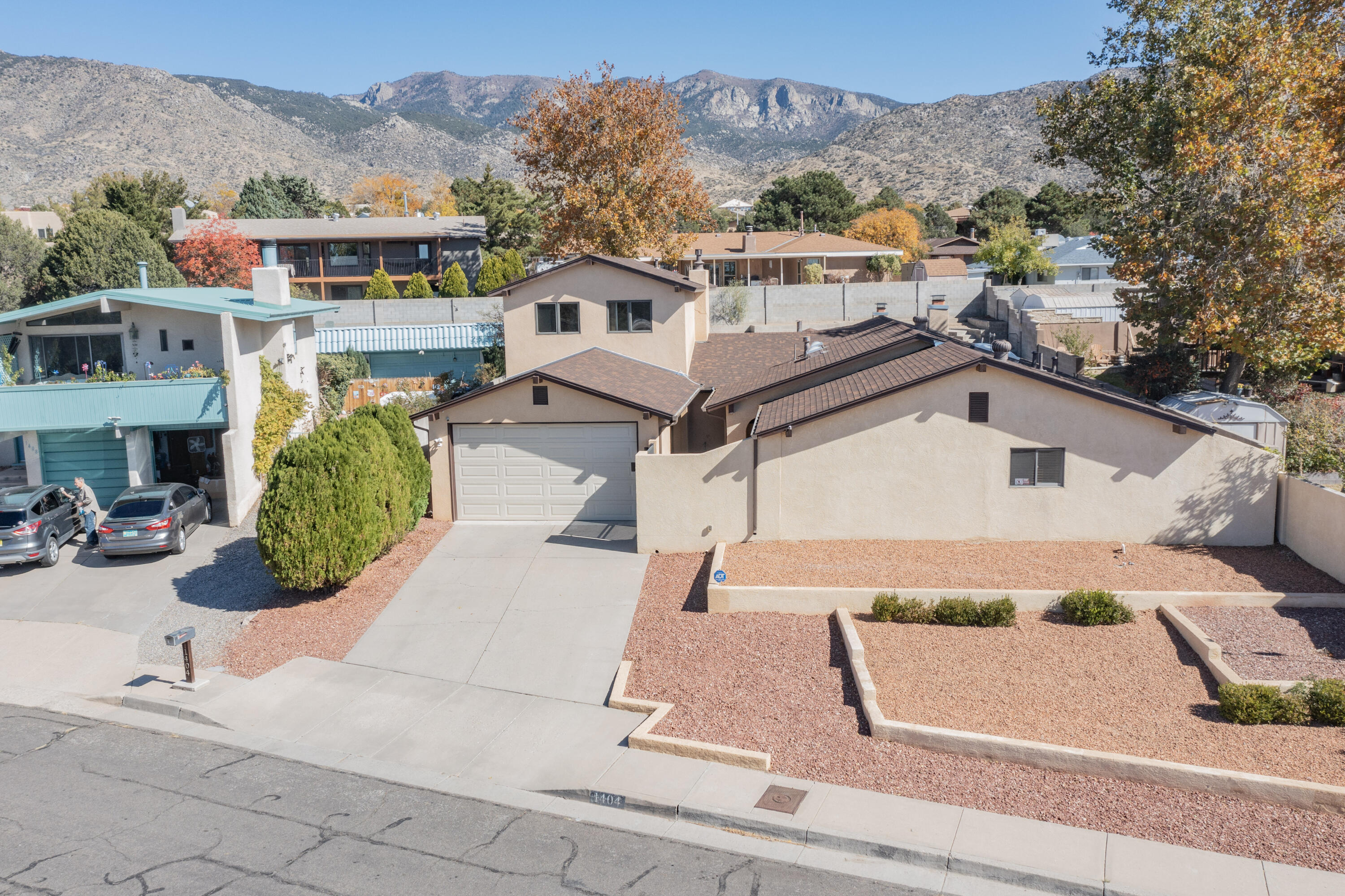 1404 STUTZ Drive NE