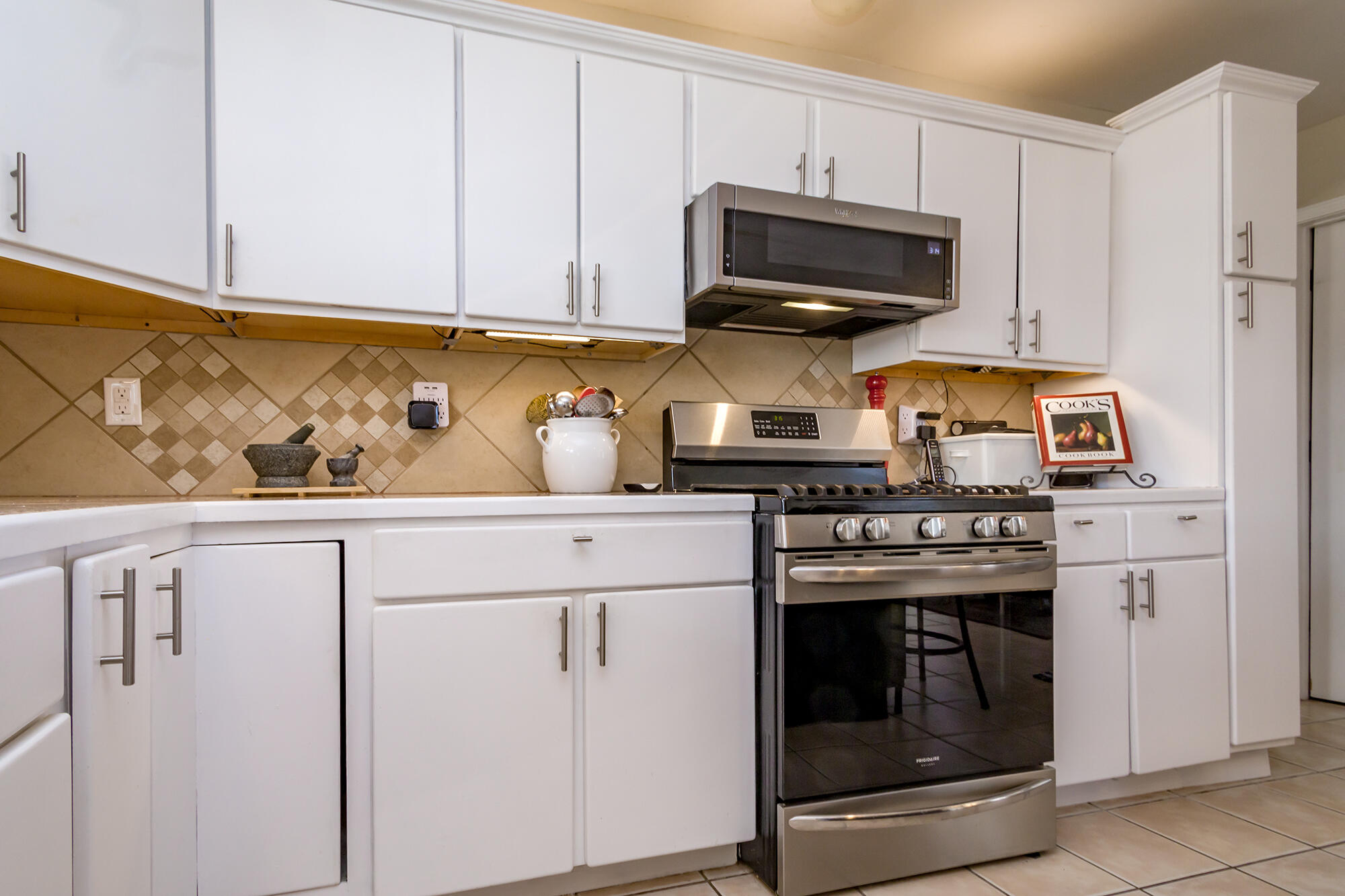 1050 Acorn Loop NE