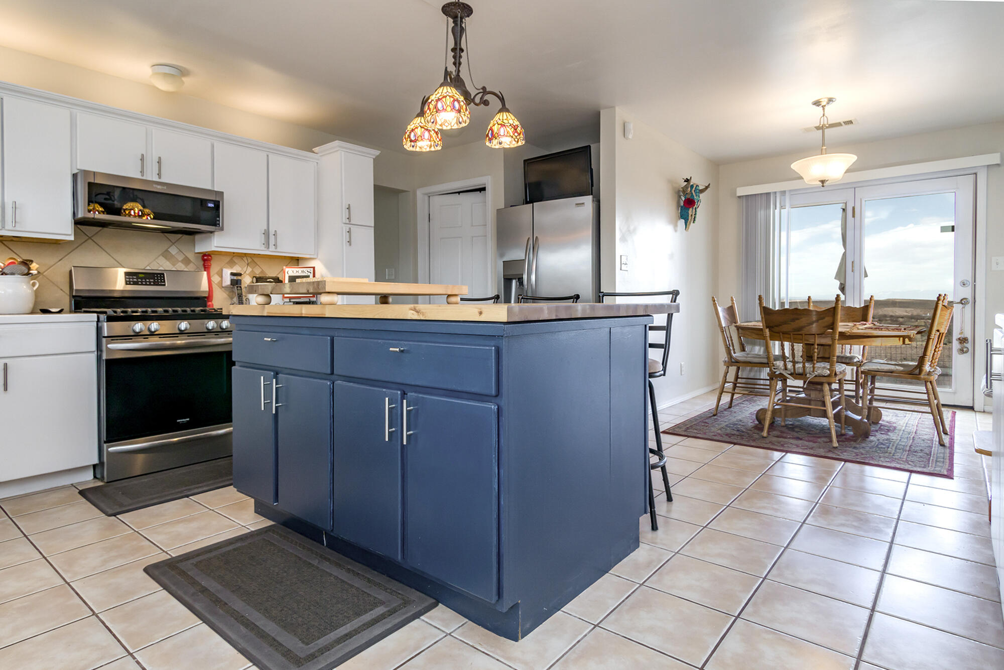 1050 Acorn Loop NE