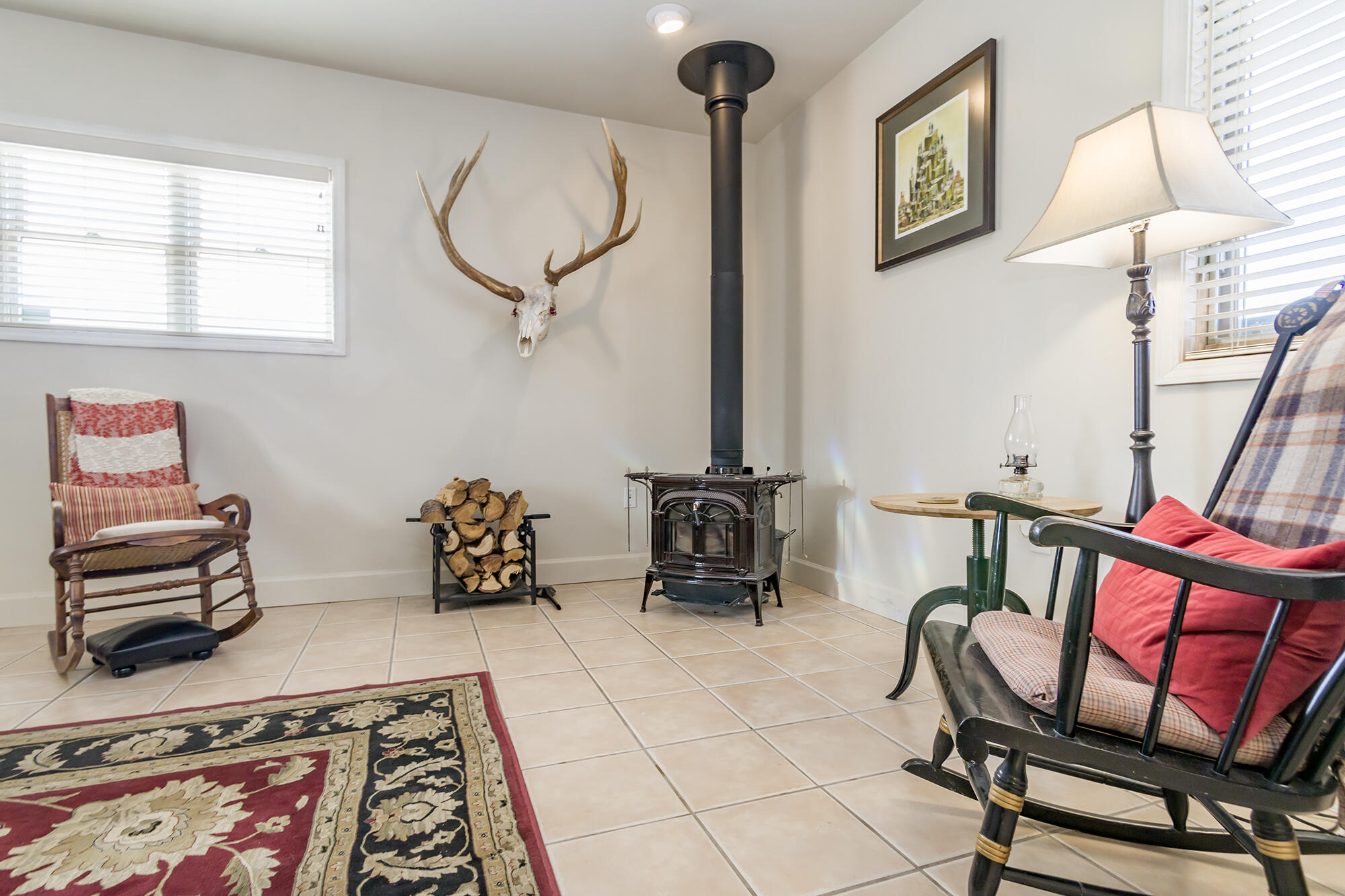 1050 Acorn Loop NE