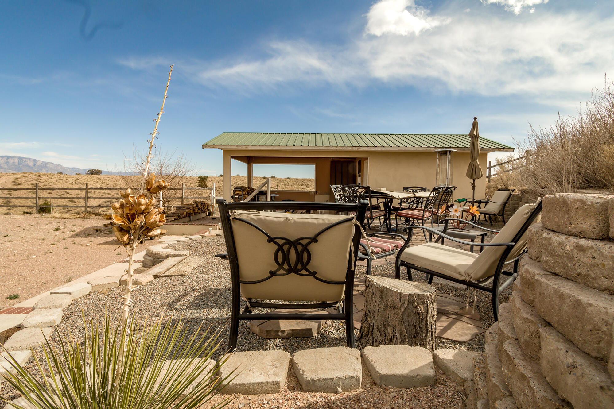 1050 Acorn Loop NE