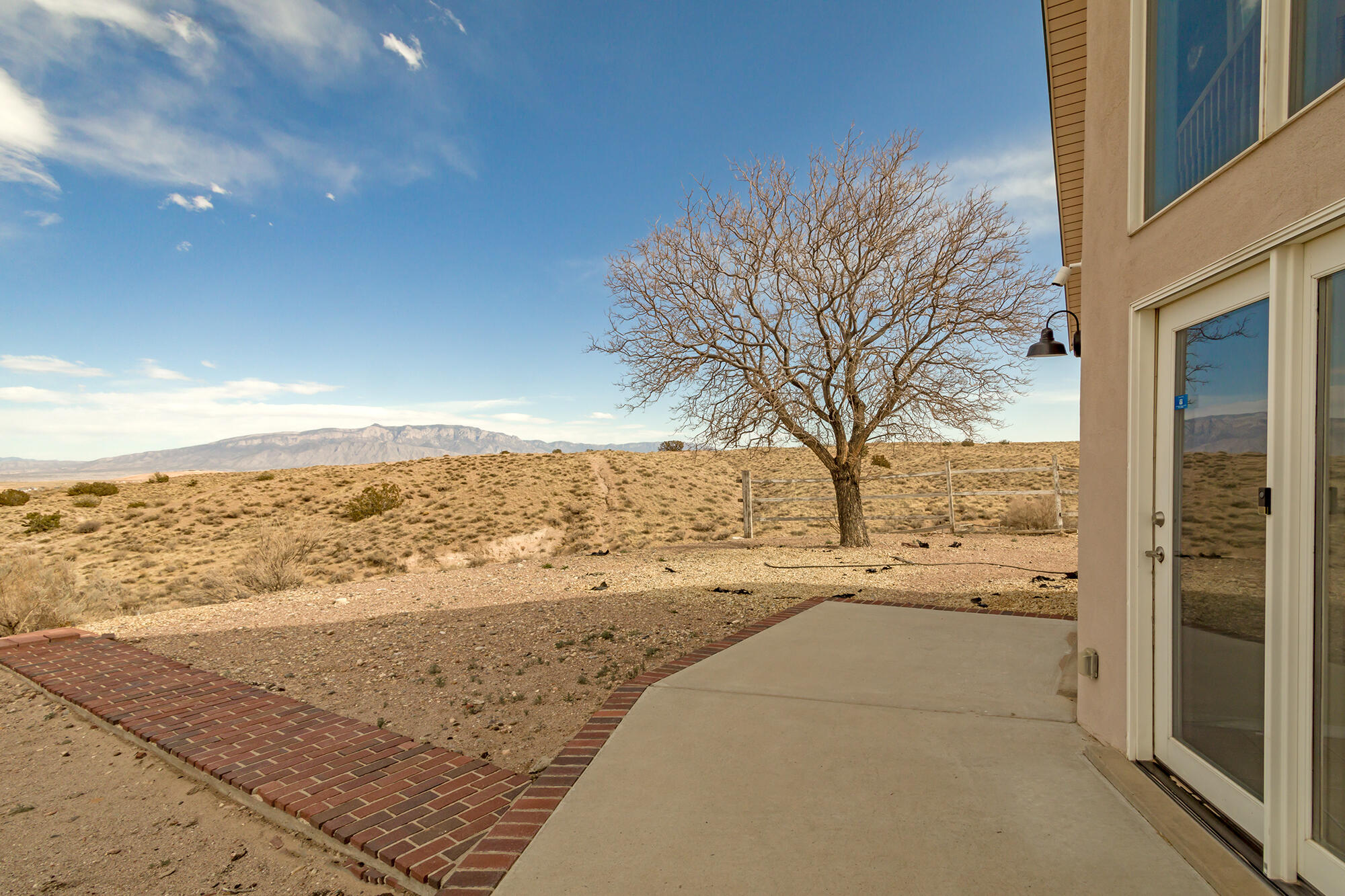 1050 Acorn Loop NE