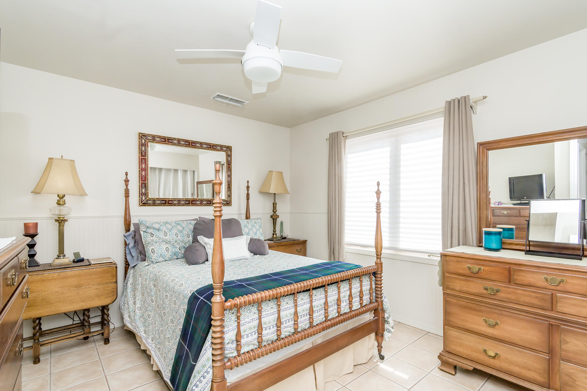 1050 Acorn Loop NE