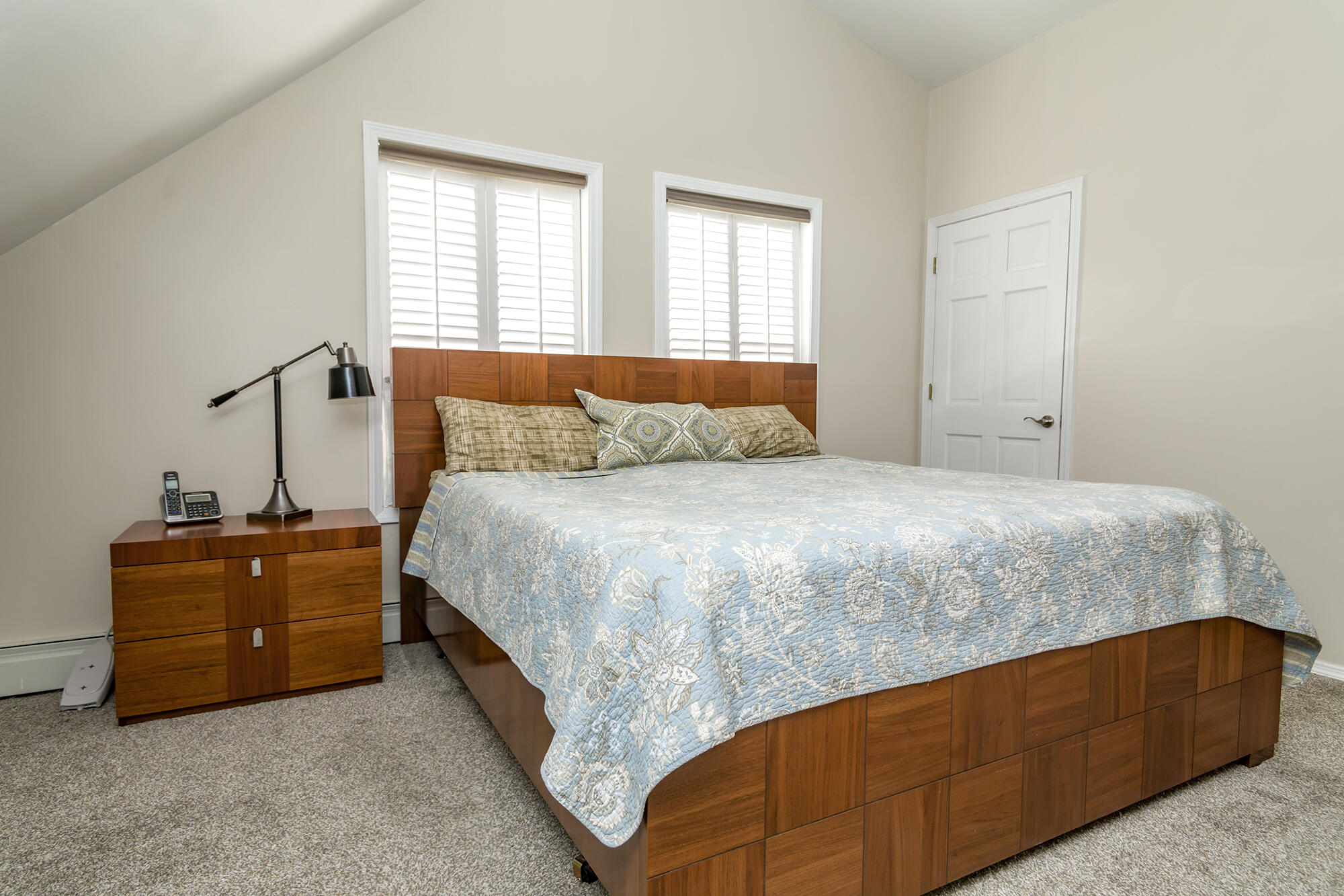 1050 Acorn Loop NE
