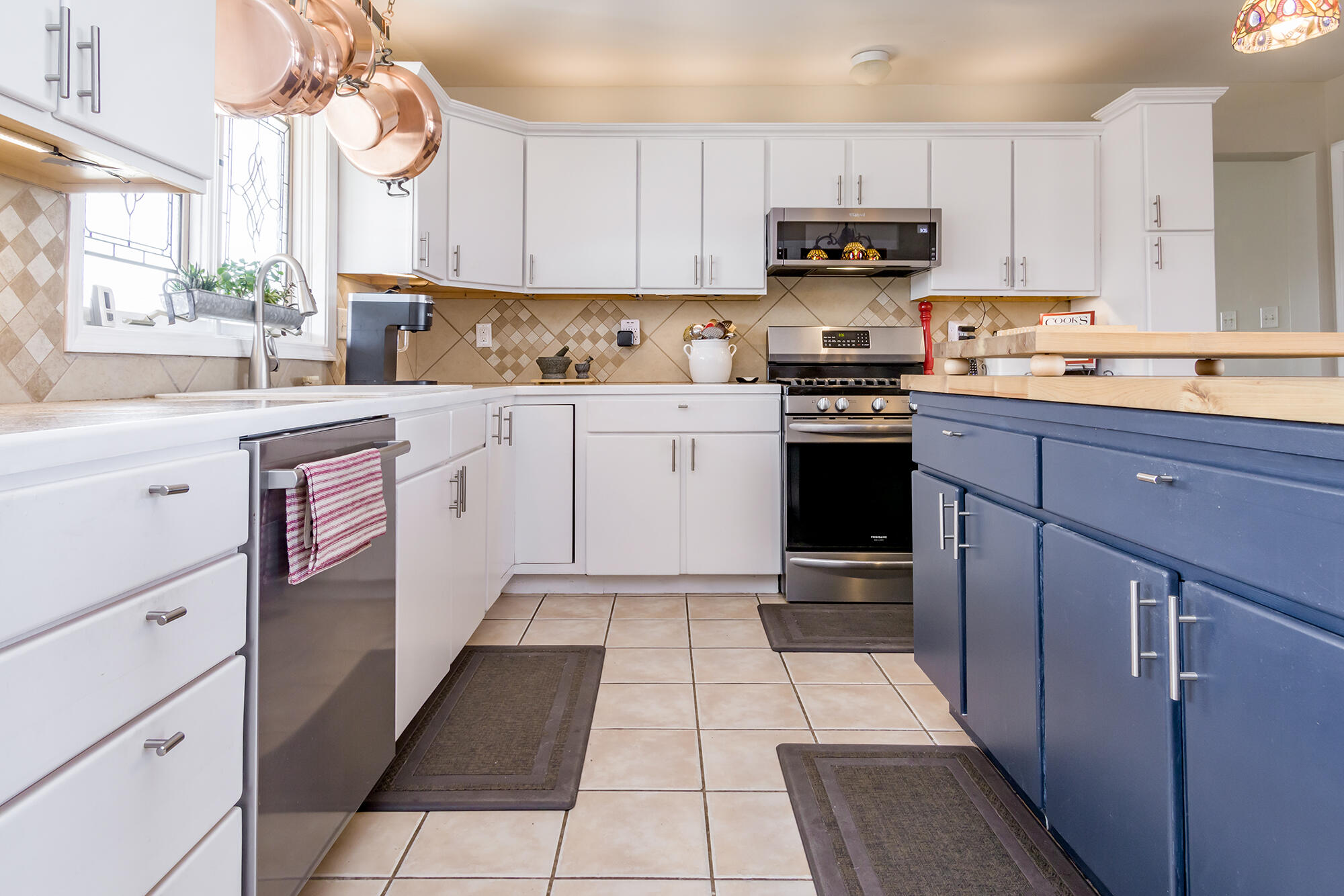1050 Acorn Loop NE
