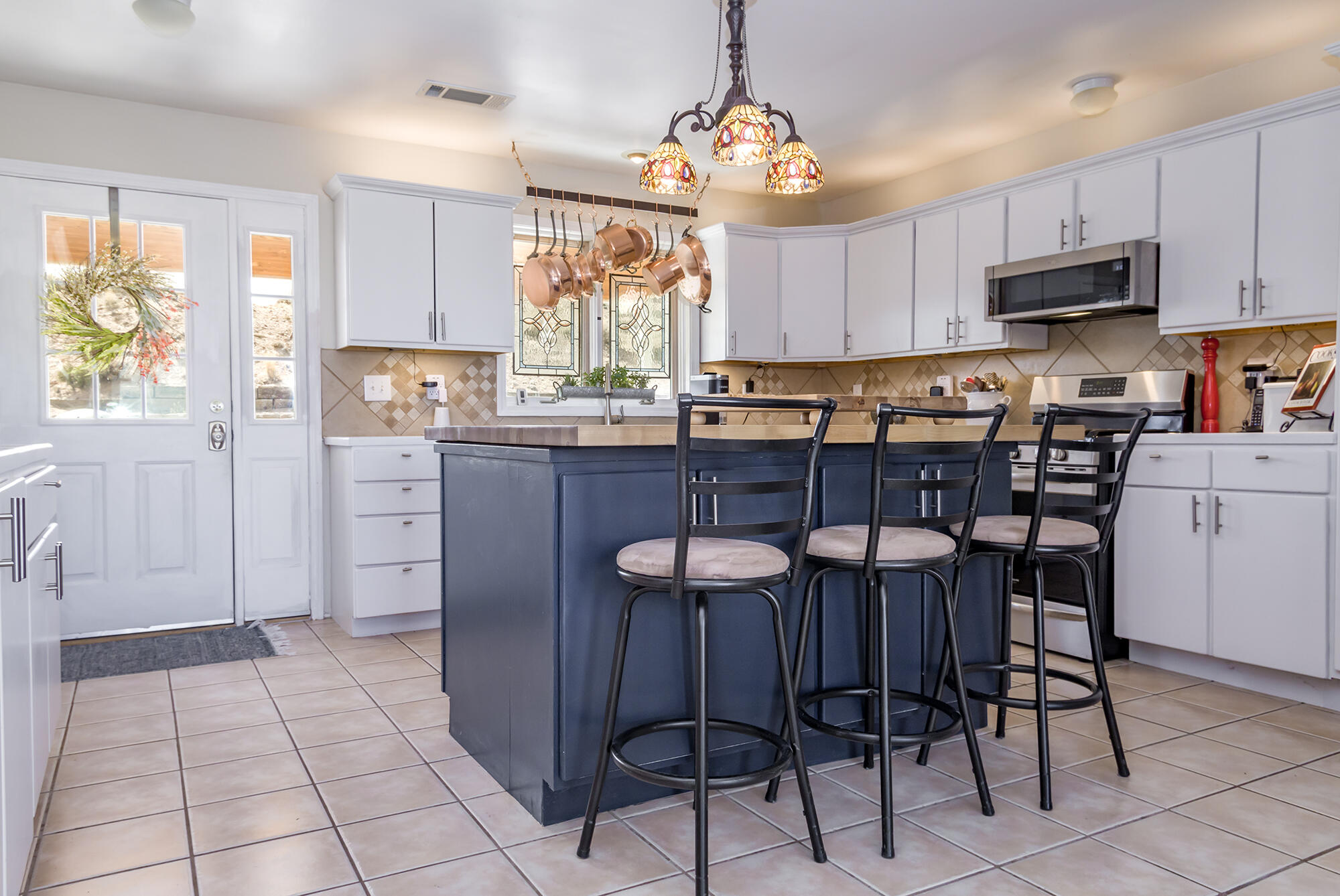 1050 Acorn Loop NE