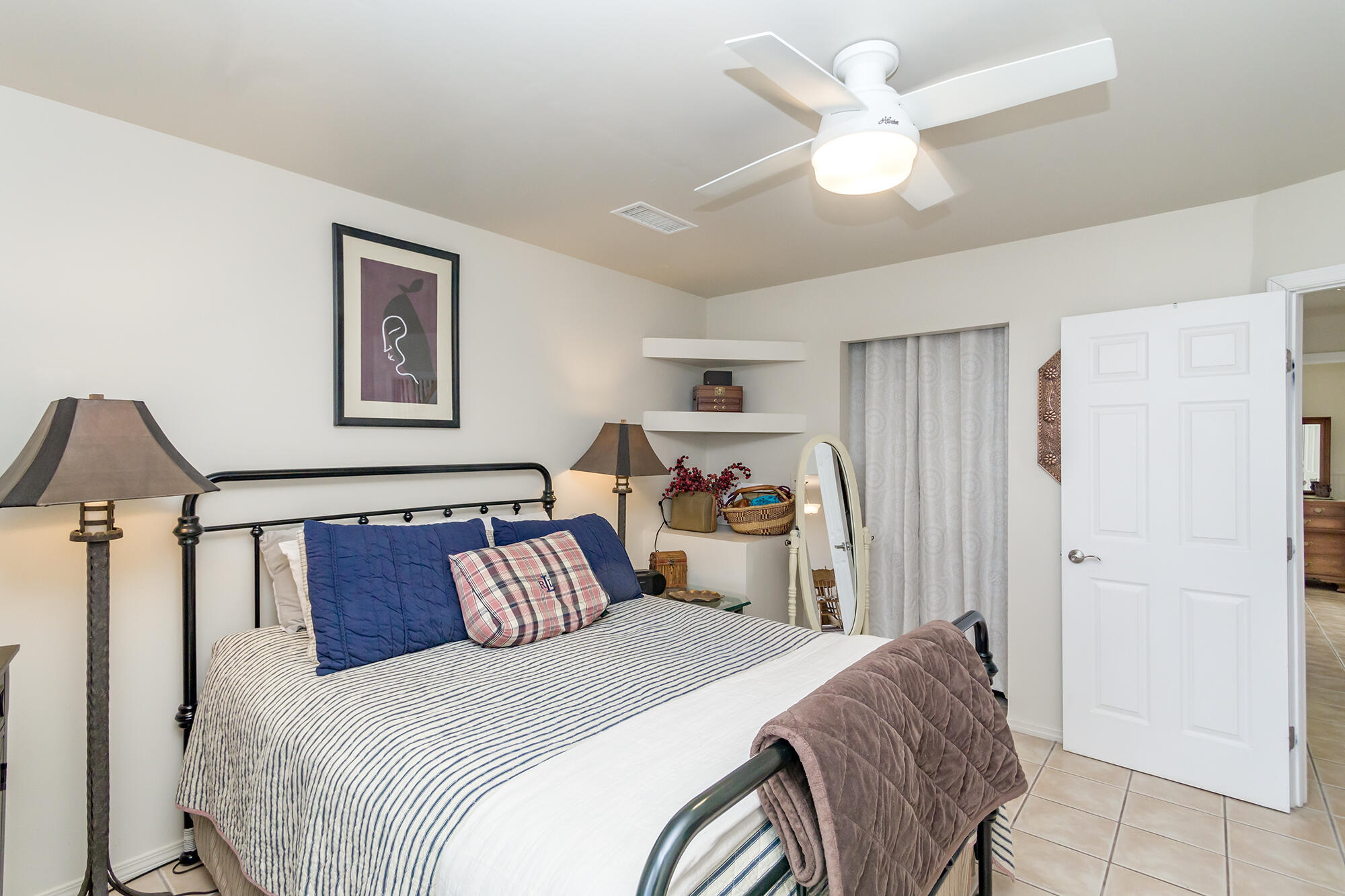 1050 Acorn Loop NE