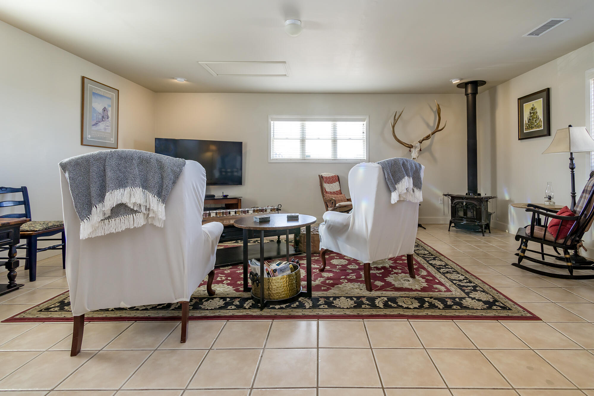 1050 Acorn Loop NE