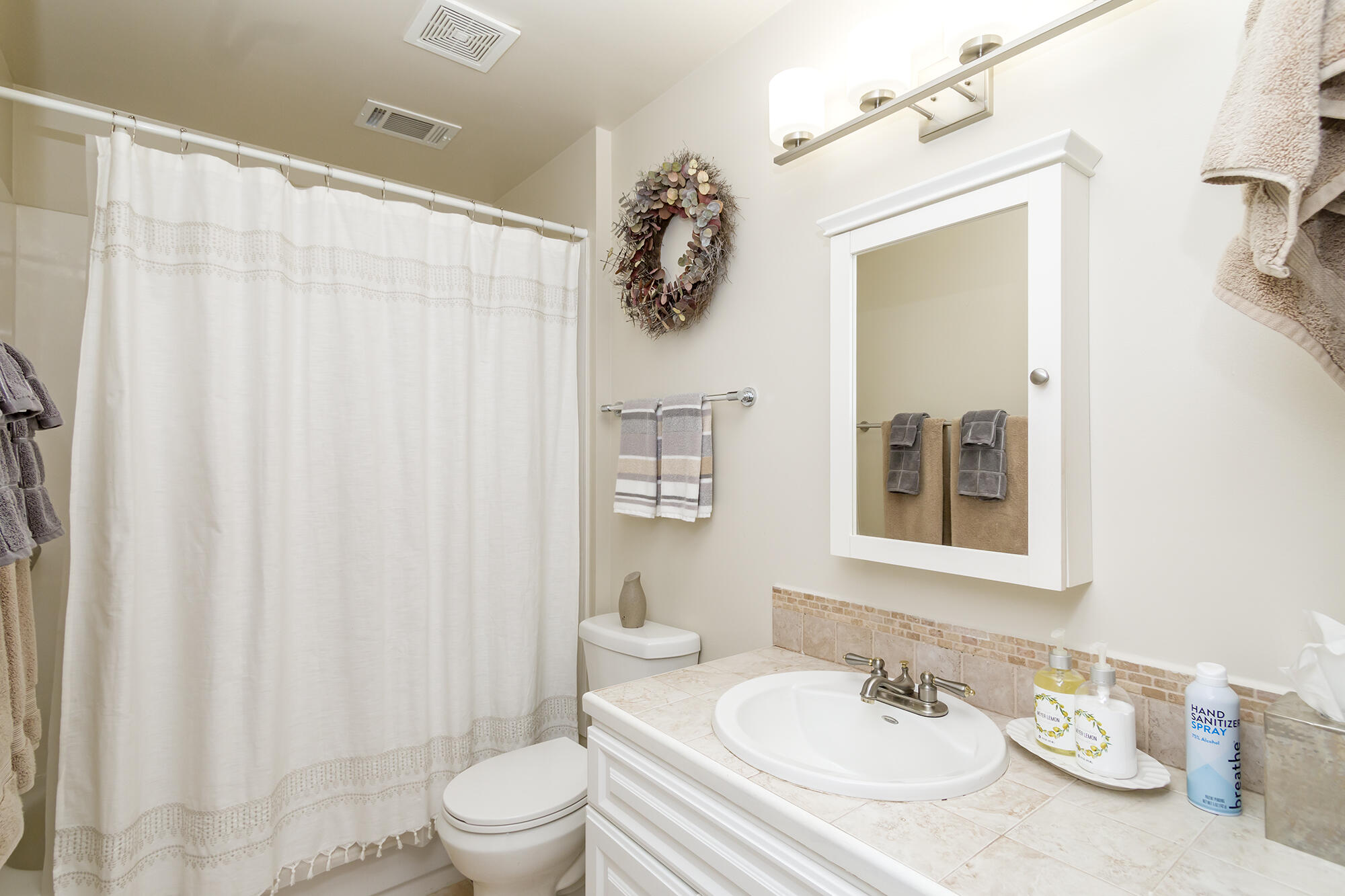 1050 Acorn Loop NE