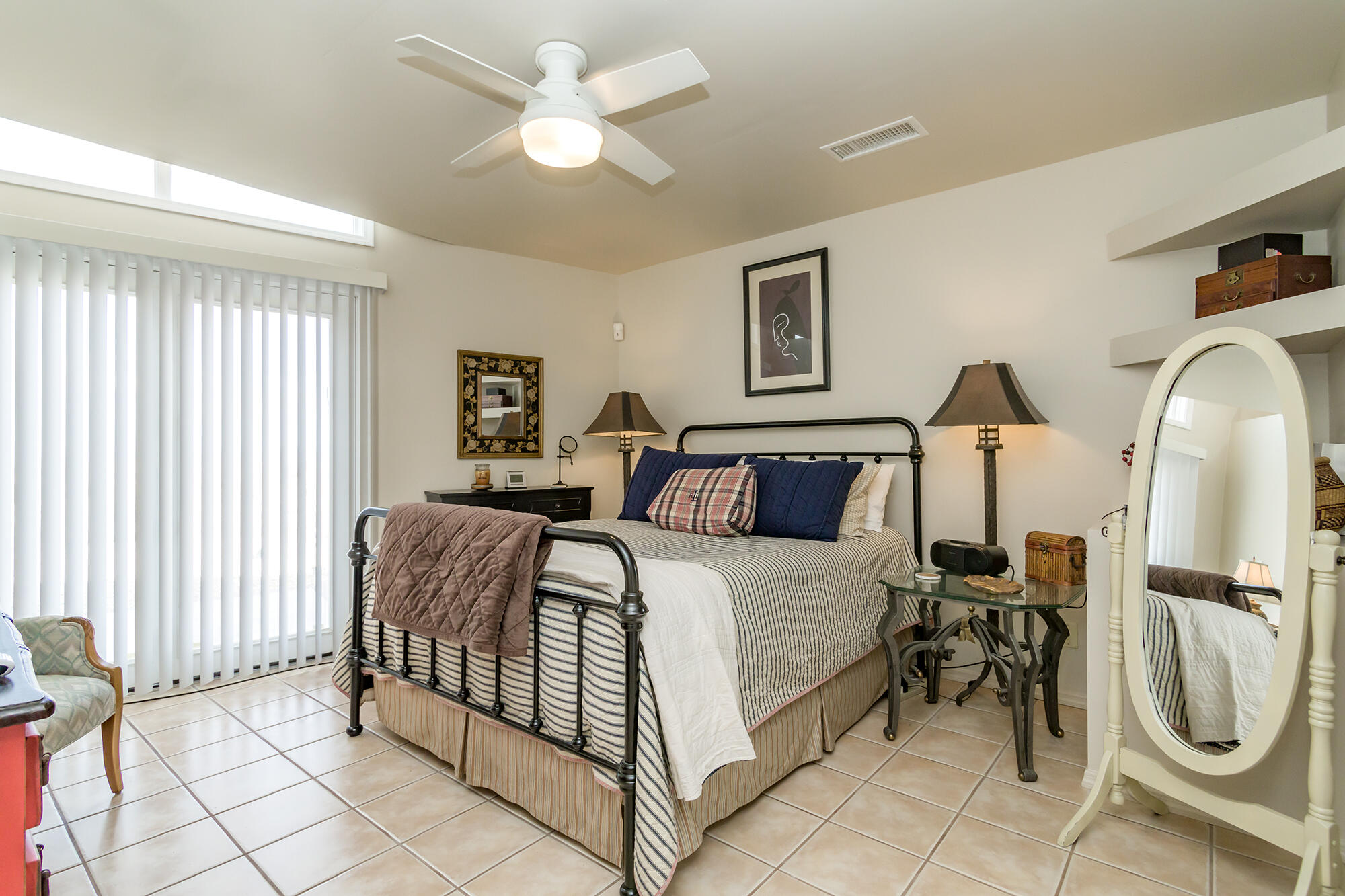 1050 Acorn Loop NE