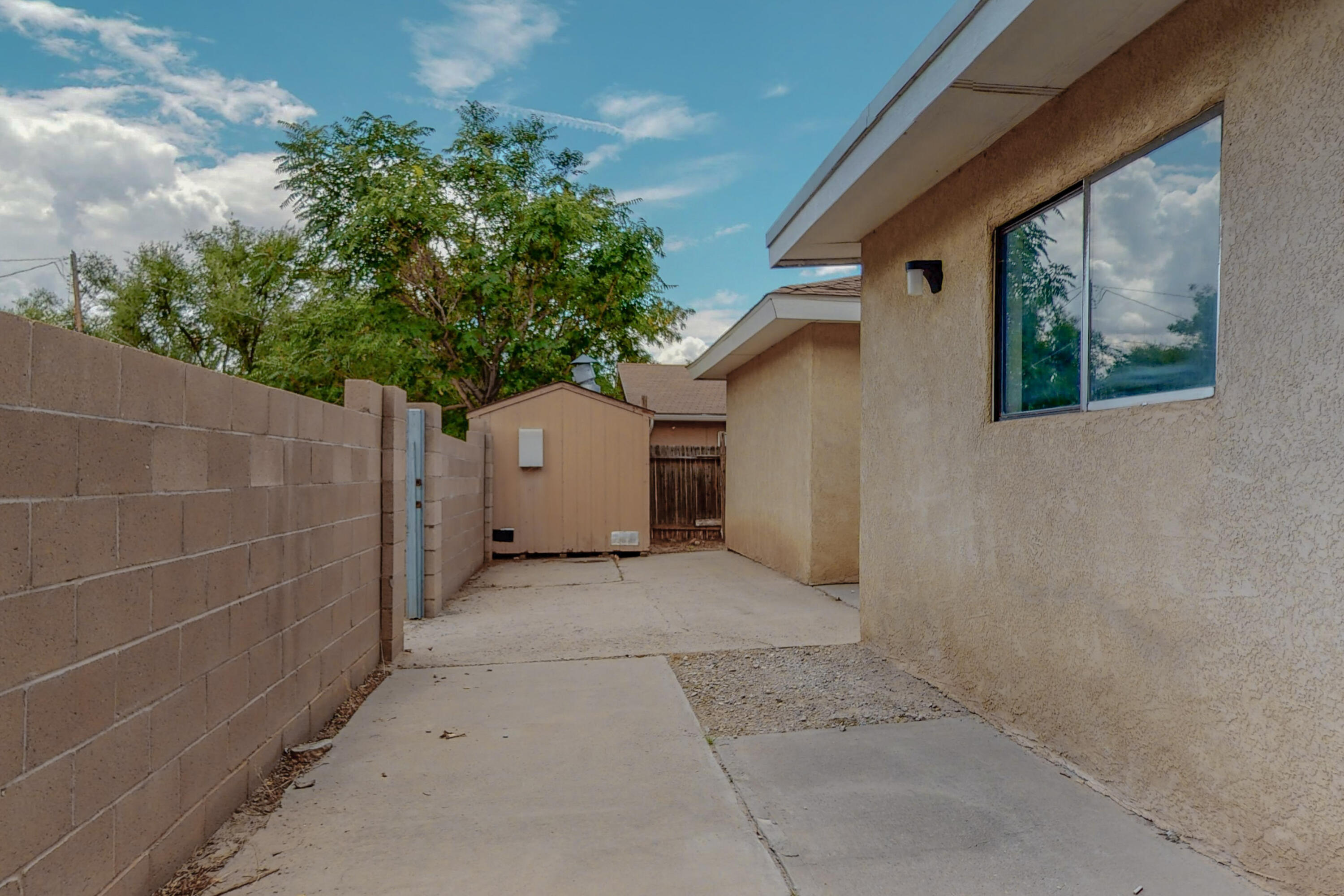 236 SANDOVAL Road SW