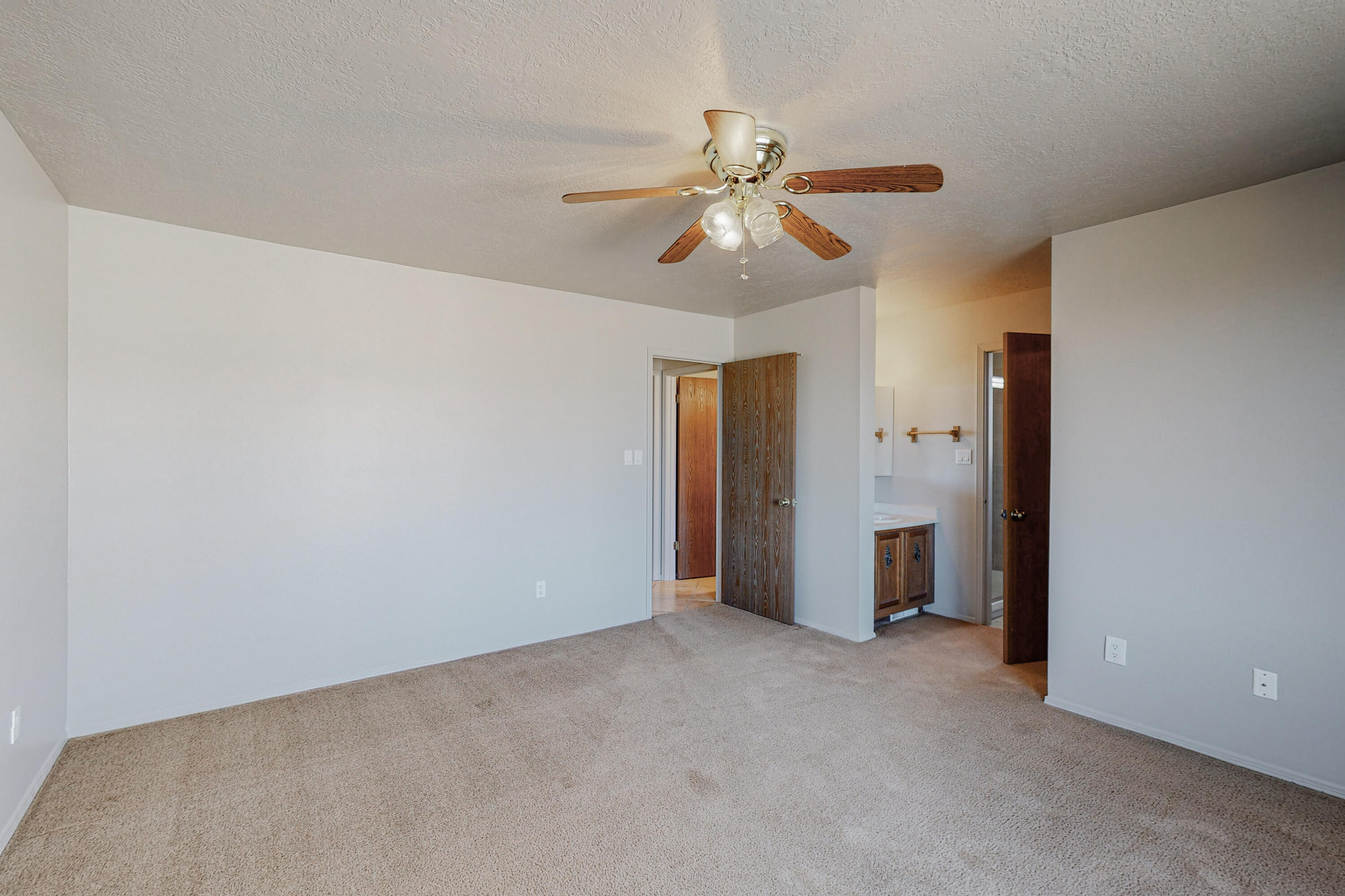 787 EVEREST Road SE