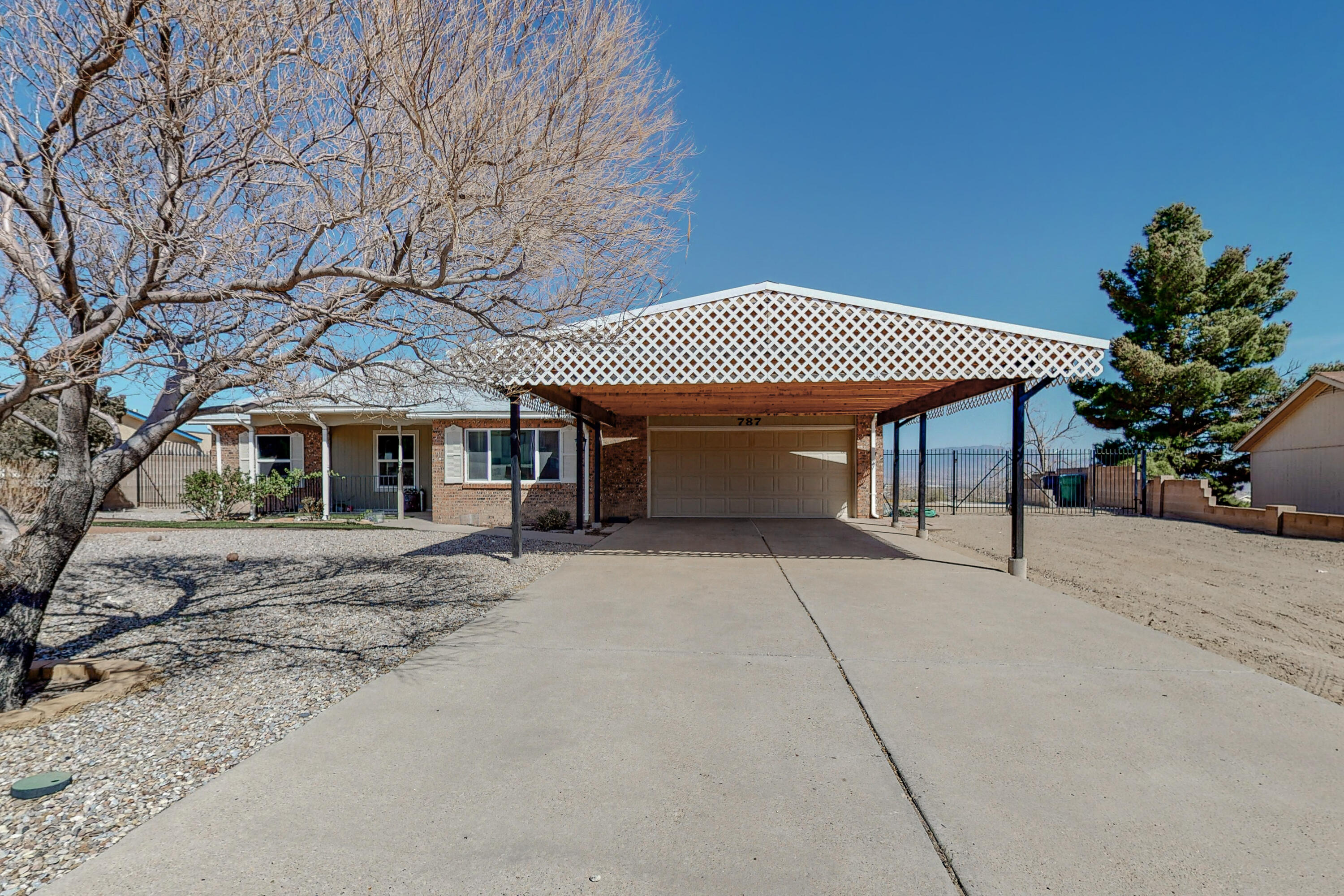 787 EVEREST Road SE