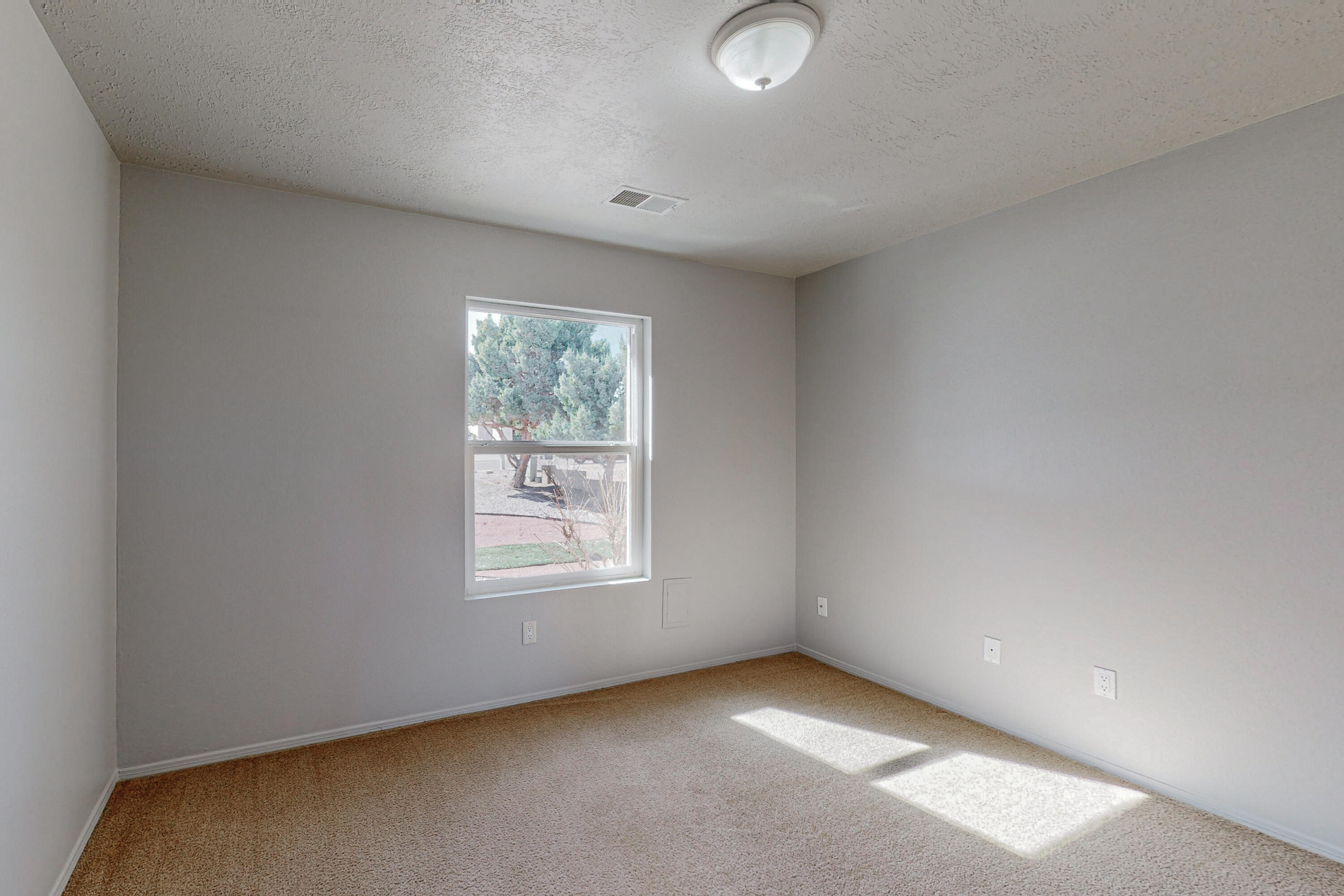 787 EVEREST Road SE