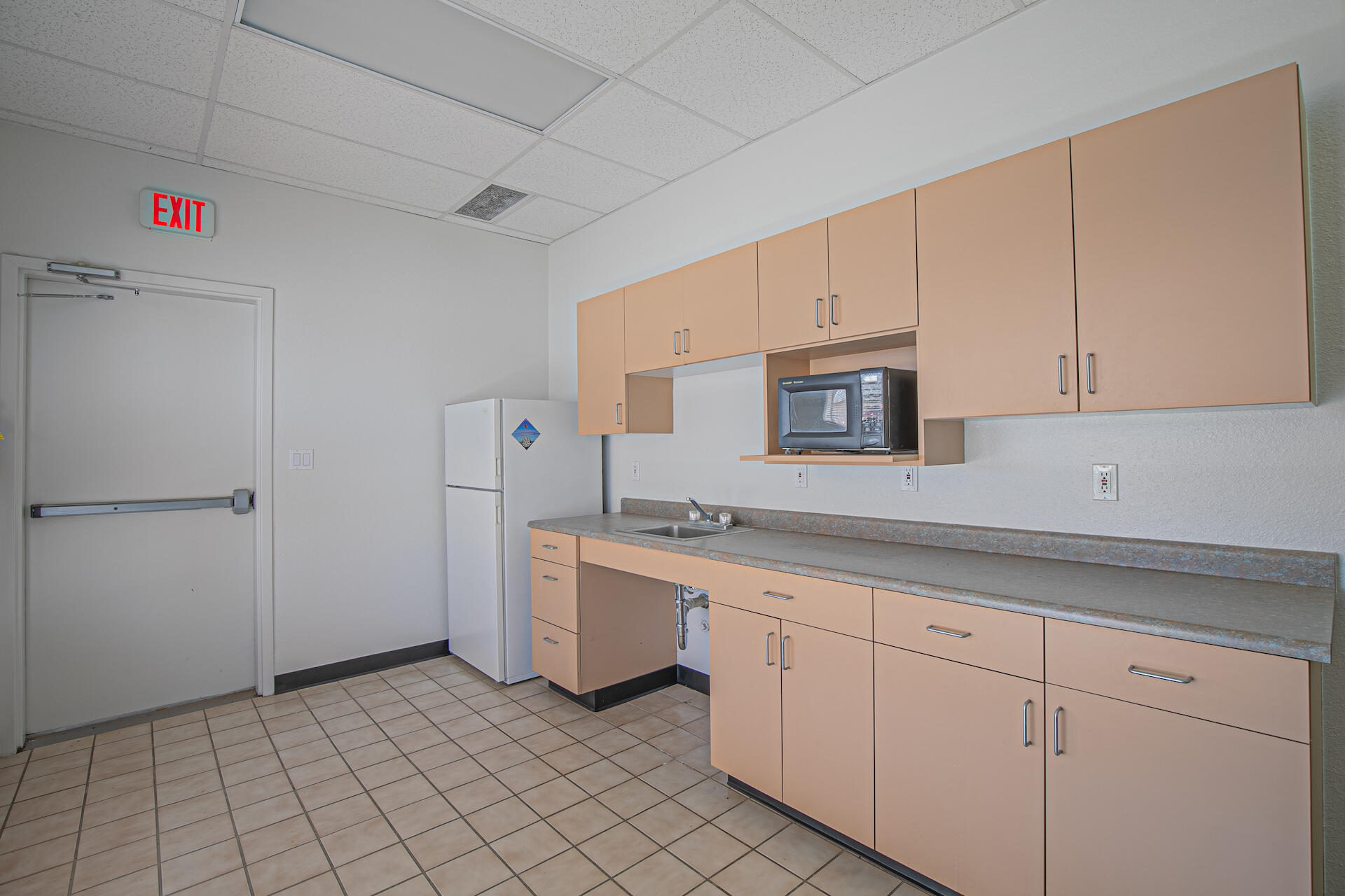 911 W CASTILLO Avenue