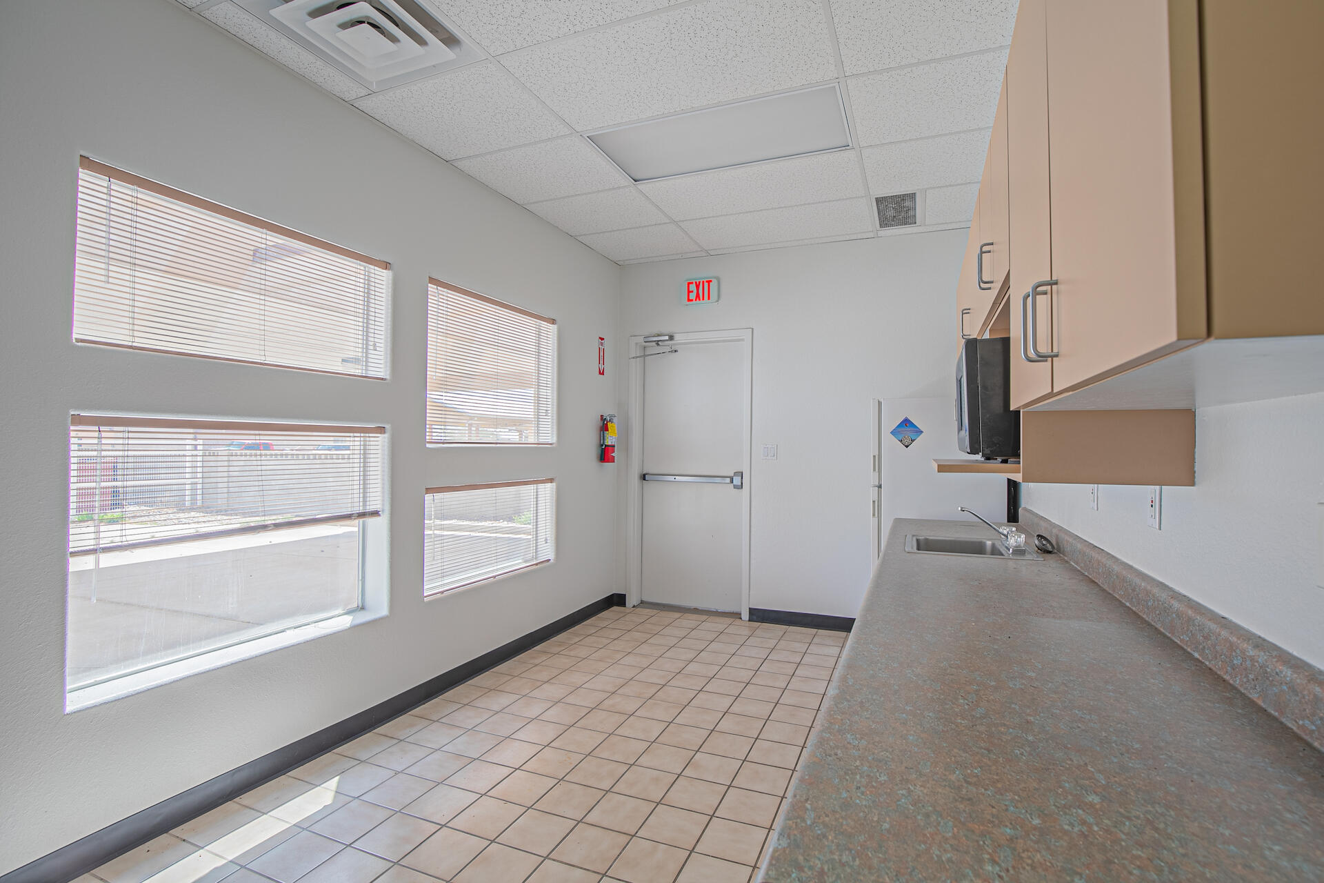 911 W CASTILLO Avenue