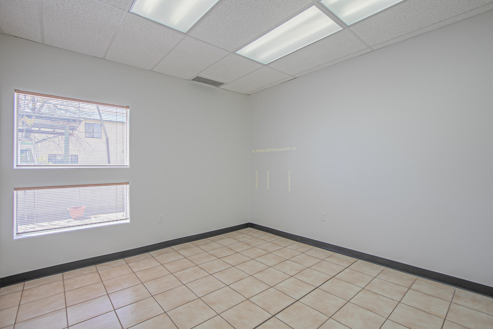 911 W CASTILLO Avenue