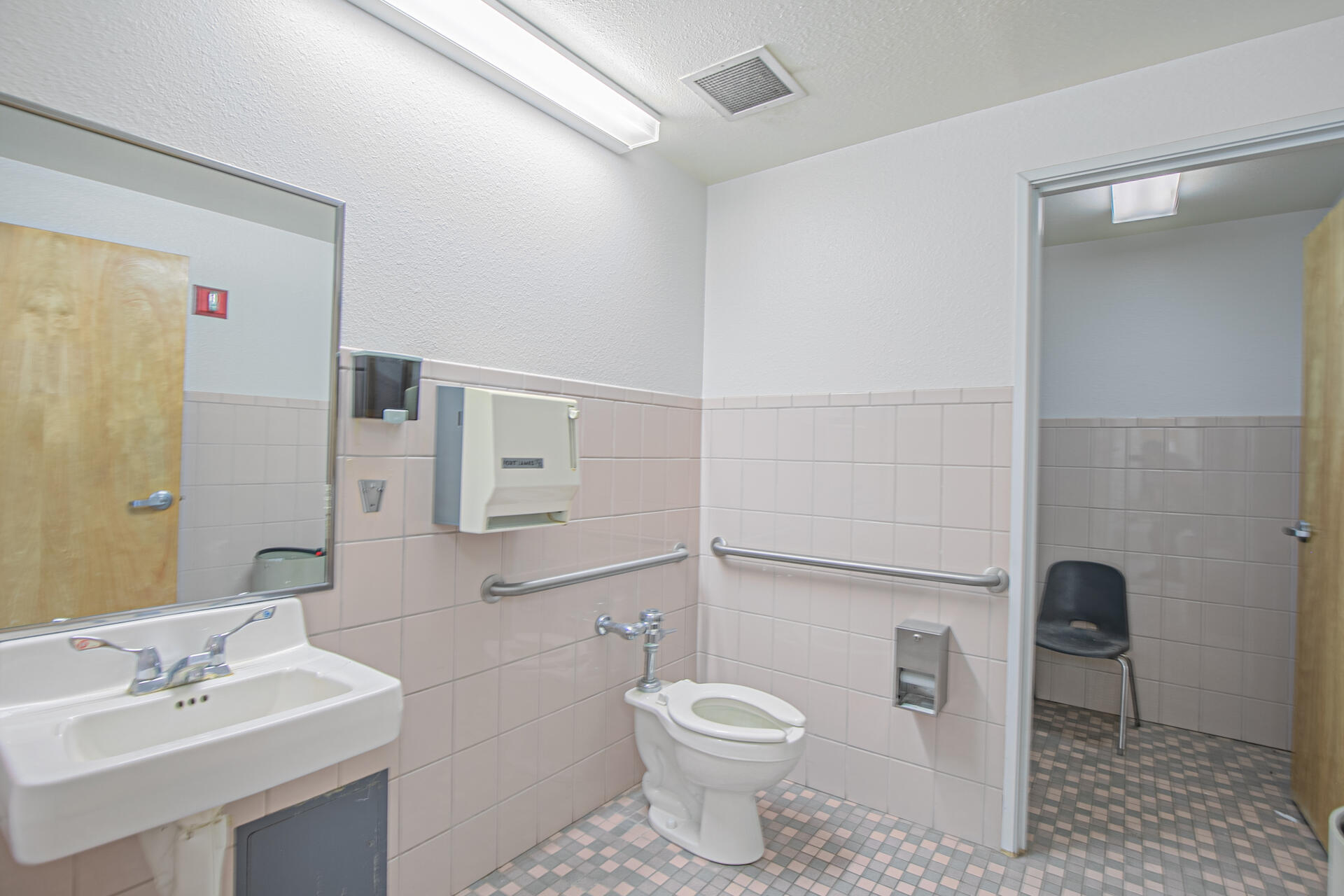 911 W CASTILLO Avenue