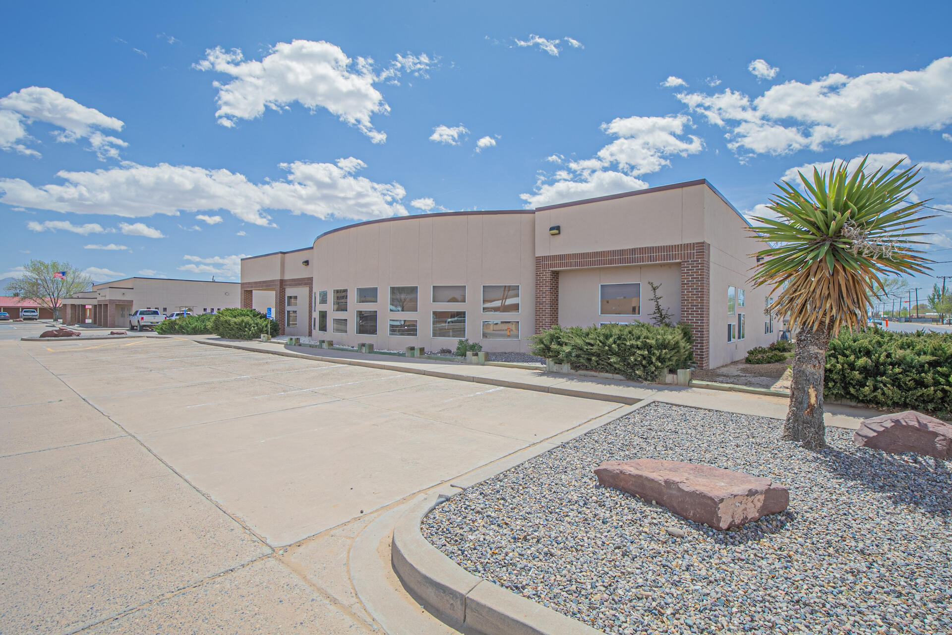 911 W CASTILLO Avenue